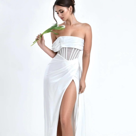 Elegant White Maxi Dress - Picture 1 of 6